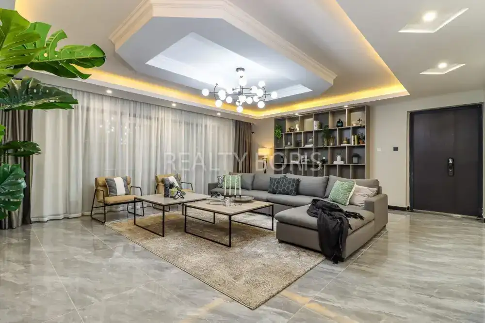 CONTEMPORARY 5 BEDRM IN LAVINGTON — Lavington