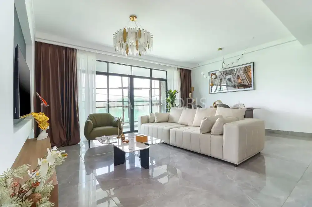 LAVISH 2 BEDROOM IN LAVINGTON