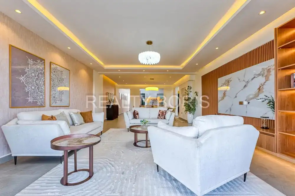 LUXURIOUS 4 BEDROOM IN PARKLANDS — Parklands