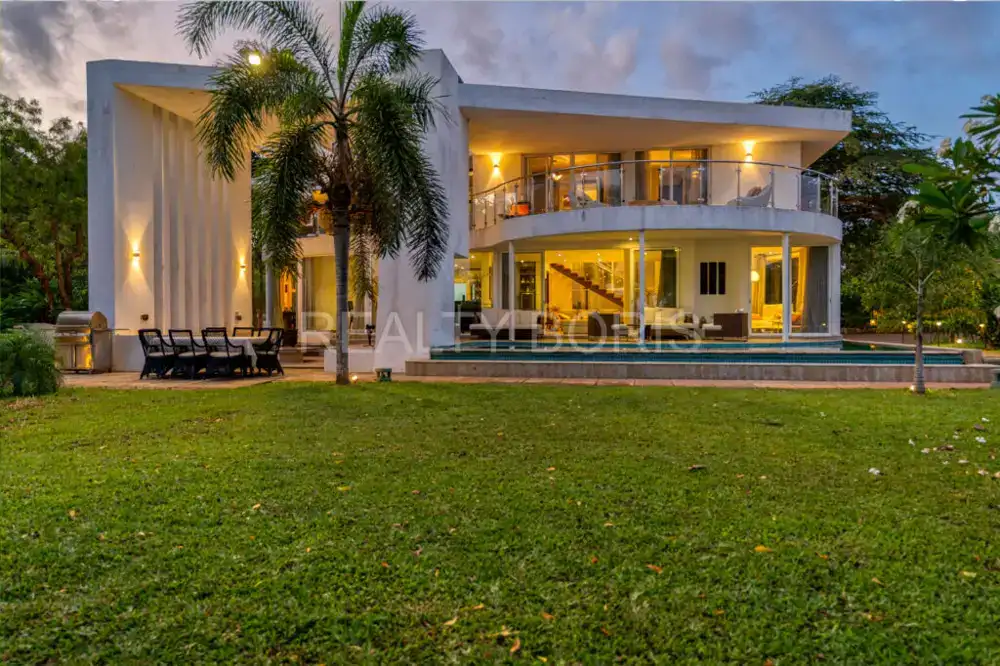 LUXURIOUS 4 BEDROOM PLUS DSQ VILLA IN VIPINGO