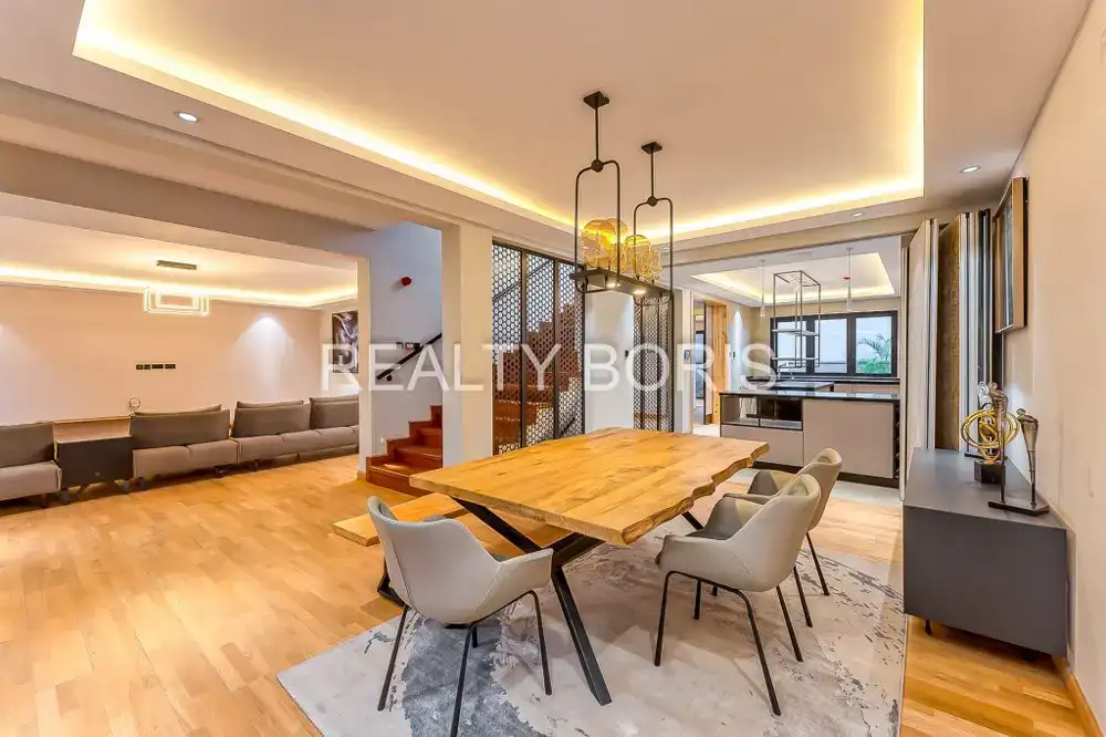 LUXURIOUS 4 BEDROOM SMART HOME IN LAVINGTON