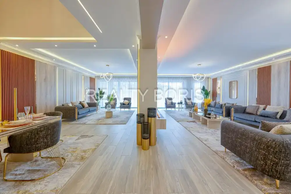 LUXURIOUS 5 BEDROOM DUPLEX IN PARKLANDS — Parklands