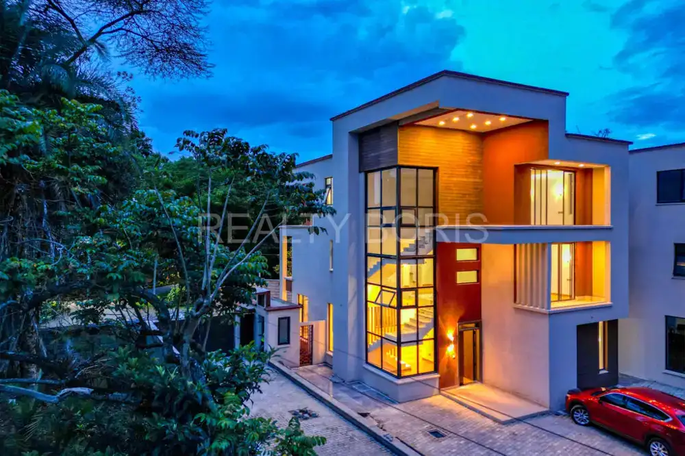 LUXURIOUS 5 BEDROOM VILLA IN LAVINGTON — Lavington