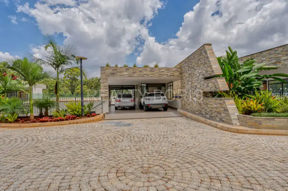 LUXURIOUS BEDROOM IN LOWER KABETE — Lower Kabete